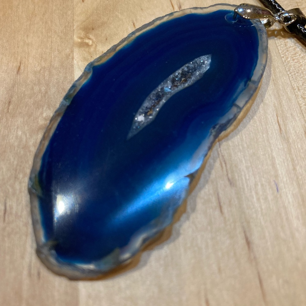 DONATED NWOT Deep Blue Agate stone pendant - Picture 9 of 11